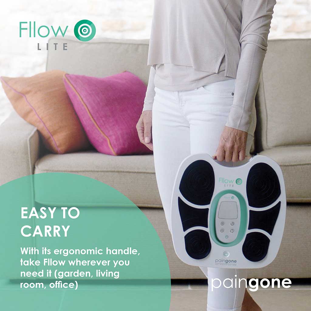 Person carrying the Fllow Lite with the message "With its ergonomic handle, take Fllow wherever you need it (garden, living room, office)"