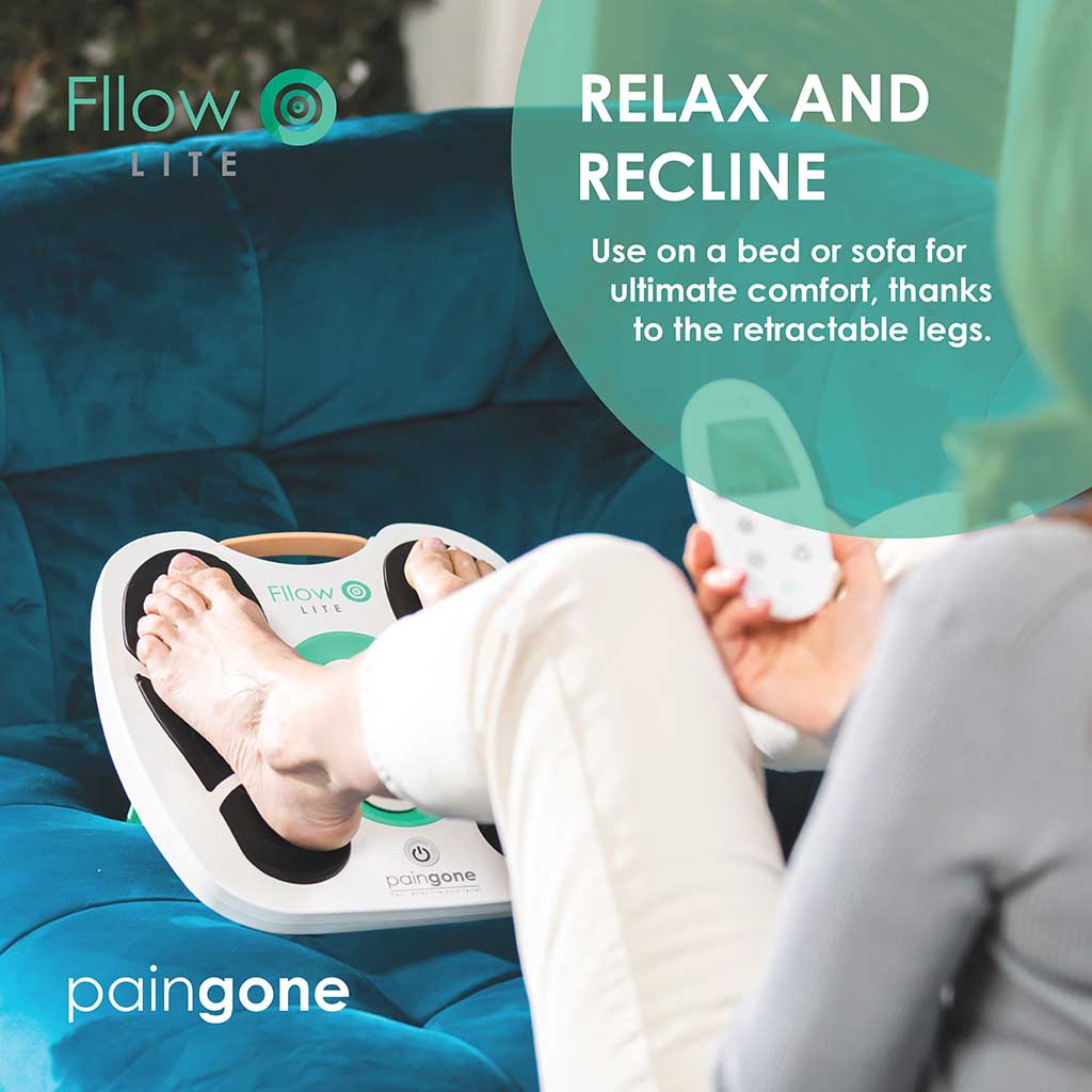 Person using the Fllow Lite device with with the remote with the message "Use on a bed or sofa for ultimate comfort, thanks to the retractable legs."
